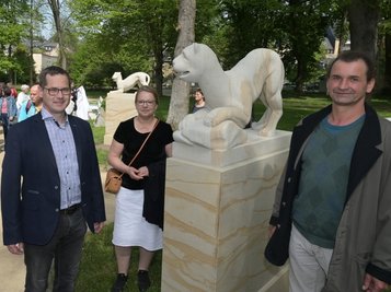 Bürgermeister Alexander Troll (links), Architektin Angelika Kern und Steinbildhauermeister Marcus Faust vor den Berglöwen. 