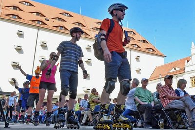 Zwischenzeitlich rollten die Skater zum Zieleinlauf über das Pflaster.