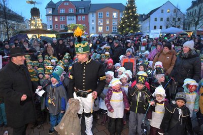 Mehr als 170 Kinder aus vier Kitas in Brand-Erbisdorf, Langenau und St. Michaelis liefen bei der Kinder-Bergparade mit, im Bild links OB Martin Antonow und Steve Ittershagen, Geschäftsführer des Welterbevereins.