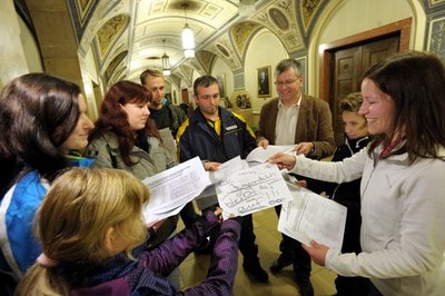 ugendliche aus Einsiedel übergeben im Rathaus Unterschriften für den Erhalt des Jugendklubs in dem Stadtteil. Das Jugendamt hatte dem Träger der Einrichtung angekündigt, dass sie im nächsten Jahr keine Zuschüsse mehr erhält. Betroffen ist ebenfalls der Jugendklub in Glösa.