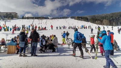 Ab Mitte Januar durfte Sachsens größtes Skigebiet endlich öffnen. Wer die Lifte und Bahnen am Fichtelberg nutzen wollte, musste allerdings geimpft oder genesen sein. 