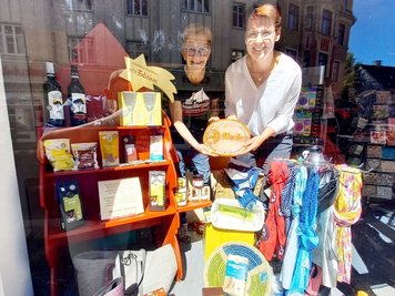 Christine Burkhardt (links) vom Weltladen freut sich über die Unterstützung durch Katja Modes vom Bastelgeschäft.