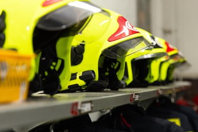 Feuerwehreinsatz am Freitag in Crottendorf: Betriebsmittel sind aus noch ungeklärter Ursache in die Zschopau gelangt.