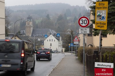 Wochentags gilt Tempo 30 in dem Bereich der Ehrenfriedersdorfer Straße/S 222 in Geyer. Debora Pöttrich fordert mehr Kontrollen.