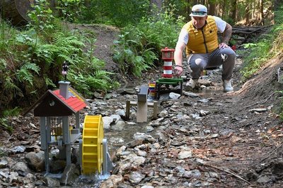 Alles dreht sich: Die Wasserspiele am Haselbach im Sternmühlental wurden wieder aufgebaut. Enrico Nestler ist neuerdings für die mehr als 30 Wasserräder, im Vordergrund die Sägemühle, verantwortlich. 