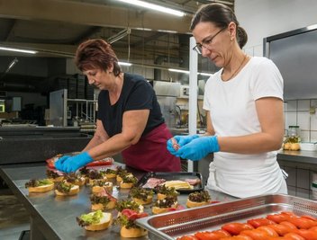 Baguettescheiben statt Mittagsmenü: Ist das eine Lösung, mit der die Firma Bloi wieder mehr Schüler begeistern kann? 