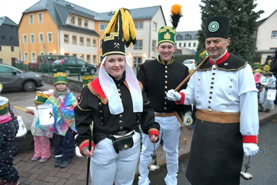 Laura und Maximilian Götze und Peter Müller von der Historischen Freiberger Berg- und Hüttenknappschaft begleiteten die Kinder-Bergparade.