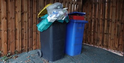 Eine gelbe Tonne für Verpackungsmüll, deren Deckel nicht mehr schließt: Dieses Bild gab es zuletzt an einigen Orten im Landkreis. 