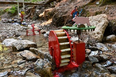In Dauerschleife: das Wasserrad "Bauer sucht Sau".