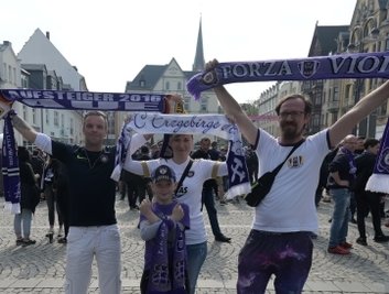 Auch Jörg Österreich, Peggy Hoppe und René Freitag (hinten von links) sowie Maryann Roth (vorn) waren beim Fanmarsch. 