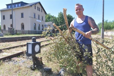 In Großvoigtsberg bereiten die Mitglieder des Fördervereins Zellwaldbahn, hier Rick Römmler, das Bahnhofsfest vor.
