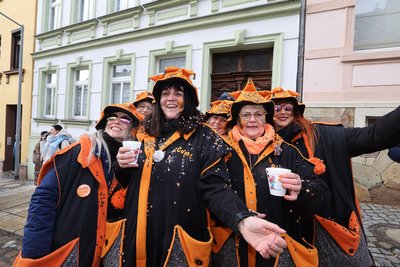 Conny Marschalek (Mitte) wohnt an der Steilen Wand. Sie legte einen Glühwein-Stopp ein.