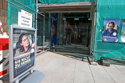 Versteckt hinter Gerüsten und Bauzaun, aber geöffnet: die Filiale von Apollo-Optik im Erdgeschoss.