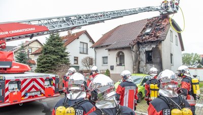 Von der Drehleiter aus hat die Feuerwehr die Ziegel entfernt und den Brand bekämpft. 