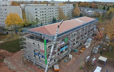 Moderne Hülle, alter Kern: Aus einem DDR-Plattenbau entsteht in Neuplanitz ein moderner Wohnblock.