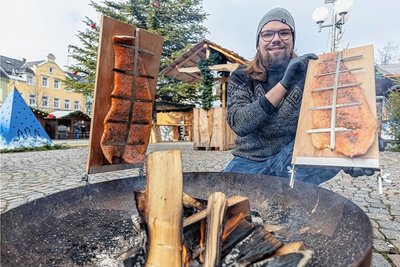 "Glögg auf!" Im Zelt von Lukas Lenk gibt es skandinavischen Glögg. Vor dem Zelt bereitet er über dem Feuer Norwegischen Flamlachs. An manchen Abenden will Lenk den Markt mit etwas Hüttengaudi beleben. 