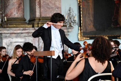 José Luis Gutiérrez, Erster Kapellmeister am Mittelsächsischen Theater, hier bei einem Konzert im Schloss Weissenstein in Pommersfelden, übernimmt kommissarisch die GMD-Geschäfte in Freiberg.