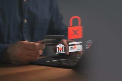Beim Love-Scamming wird Geld an vermeintlich bedürftige Personen überwiesen.