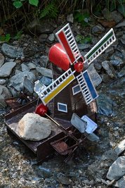Mit Flügeln: Das Wasser im Haselbach treibt auch die Windmühle an.