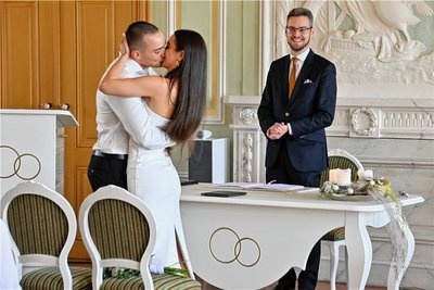 Sie lernten sich in der Tanzstunde kennen und sahen sich später bei einer Party wieder. Am Samstag gaben sich Miriam und Hans Uhlig bei Robert Volkmann das Ja-Wort.