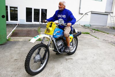 Auch heute noch kann Ex-Geländefahrer Kurt Fischer nicht vom Endurosport lassen. Bei seinem Besuch in Zschopau drehte er einige Runden auf dem Gelände.
