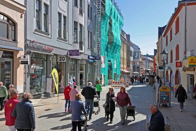 Blick in die Innere Plauensche Straße vom Ring aus: Hier ist Zwickaus Fußgängerzone noch weitgehend intakt.