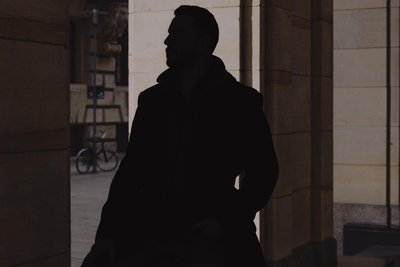 Georg macht sich noch Gedanken, wie und ob er seinem näheren Umfeld von seinem Job als Callboy erzählt.