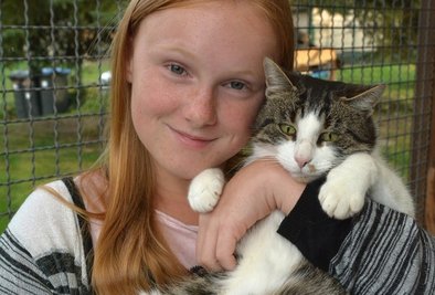 Dreibeinige Katze: Nachdem Pauli ein Jahr verschwunden war, hält Leonie Wolf ihr Kätzchen wieder in den Armen. Sie hofft, dass die verlorene Pfote keine weiteren Folgen hat.