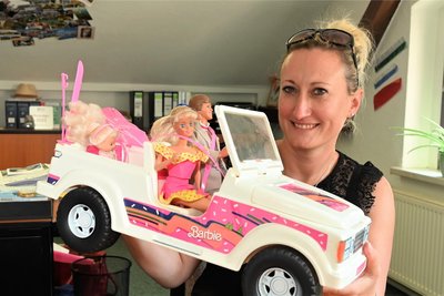Die Kriebsteiner Bürgermeisterin Maria Euchler mit ihrer mindestens 30 Jahre alten Barbie nebst Ken, Kind und Cabrio.