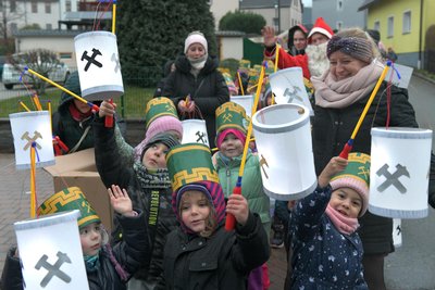 Auch Mädchen und Jungen der Kita „Mischka“ mit Stephanie Kirste liefen im Umzug mit.