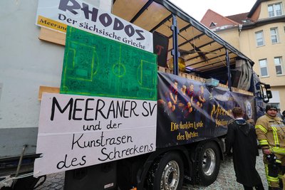 Der Meeraner SV zeigte seinen kunterbunten Kunstrasen.