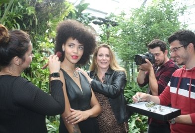 Model Sophia Eweje (2.v.l.) und Susann Bosecker (3.v.l.) präsentieren Schmuck von Askin Okyay (r.).
