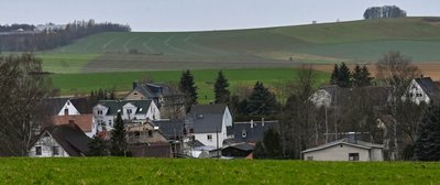 Blick auf den Windberg in Mühlau aus Richtung Burgstädt. Seit etwa 30 Jahren ist geplant, nahe des Gewerbegebietes Granulit abzubauen. Damit beschäftigt sich jetzt ein Gericht. 