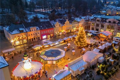 Toll beleuchtet ist der Auerbacher Markt. Doch auch am Freitagabend - nur wenig Besucher. Steht die Frage: Was könnte noch mehr Leute anlocken und zu welcher Zeit?