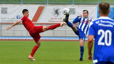 Erneut unterlegen: Die Mittweidaer Fußballer, hier mit Abwehrspieler Christian Kuhl (r.), kommen in der Landesliga einfach nicht in die Gänge. Die 0:1-Heimniederlage gegen Schlusslicht Motor Wilsdruff war bereits die vierte Pleite im fünften Saisonspiel. 