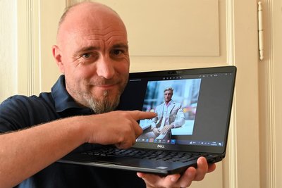 Redakteur Falk Bernhardt hat sich am Computer in Barbies Ken verwandelt. Es ist seine erste Begegnung überhaupt mit der Welt von Barbie.