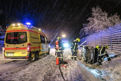Im Schneeberger Ortsteil Neustädtel kam am Sonntagabend ein Pkw von der Schnee bedeckten B169 ab.
