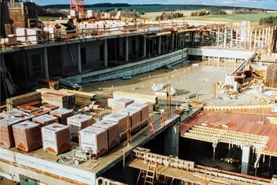 November 1996: Der Bau läuft auf Hochtouren. Ein Jahr später stürzen sich die ersten Gäste ins Wellenbad. 