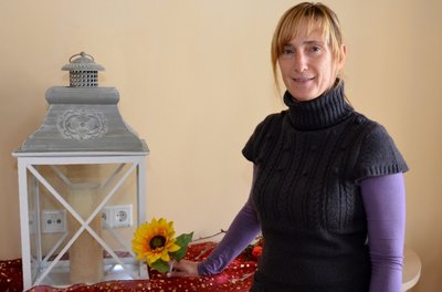 Silvia Oehme mit der Laterne, in der bei Todesfällen die Kerze angezündet wird. Die Sonnenblume, auf der die Namen der Verstorbenen verewigt wird, wird derzeit von einem Tischler hergestellt.