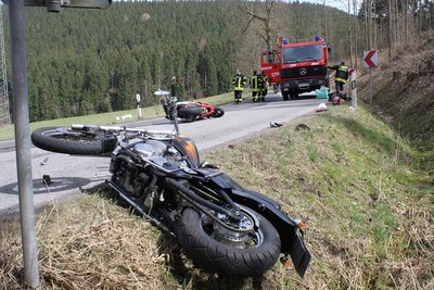Zwei Kradfahrer sind auf der S274 verunglückt.
