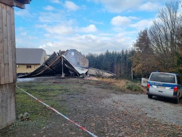 Stunden nach dem Ausbruch des Brandes auf dem Vierseitenhof in Uhlsdorf qualmte es noch immer. Von den darin angestellten Fahrzeugen blieben nur noch Gerippe übrig. 