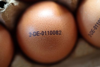 Am Eier-Code können Kunden Haltungsform, Herkunftsland und den landwirtschaftlichen Betrieb ablesen. Vorn die 2 bedeutet Bodenhaltung. Eine 3, die für Käfighaltung steht, darf es nicht mehr geben.
