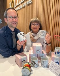 Carsten Schmidt-Kippig und Gudrun Schüngel mit den Meissener-Tassen.