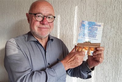 Frieder Seidel und das neueste Werk aus seinem Haus - passend zum 35-jährigen Jubiläum des Mauerfalls.