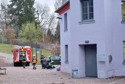 Am Dienstagabend musste die Feuerwehr einen Mülltonnenbrand am Medienzentrum der Hochschule löschen.