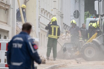 Aus den Trümmern des eingestürzten Hauses in Görlitz wurden bislang zwei Frauen tot geborgen, ein Mann wird noch vermisst.