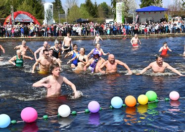 Im vergangen Jahr stürzten sich etliche Mutige zum Anbaden in den Filzteich.