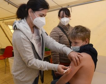 Alltag an den Samstagen im Eicher Impfzentrum. Kinderärztin Nicole Spitzner vom Medizinischen Versorgungszentrum Obergöltzsch impft Felix Poliwoda aus Zwickau mit Biontech. Mutter Kristina hält dabei die Hand ihres achtjährigen Sohnes. 
