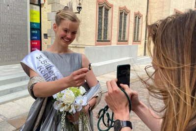 Silberstadtkönigin Sophia I. mit dem neuen Pin, einem Amalgamierer, zum 37. Bergstadtfest. Der Sammel-Pin ist für 3,50 Euro in der Touristinformation am Schlossplatz erhältlich.