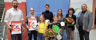 Die Freude über den Titel "Sportfreundliche Schule" war bei den Vertretern des Brand-Erbisdorfer Cottagymnasiums und der Freiberger Grundschule "Gottfried Silbermann" am Dienstag groß. 